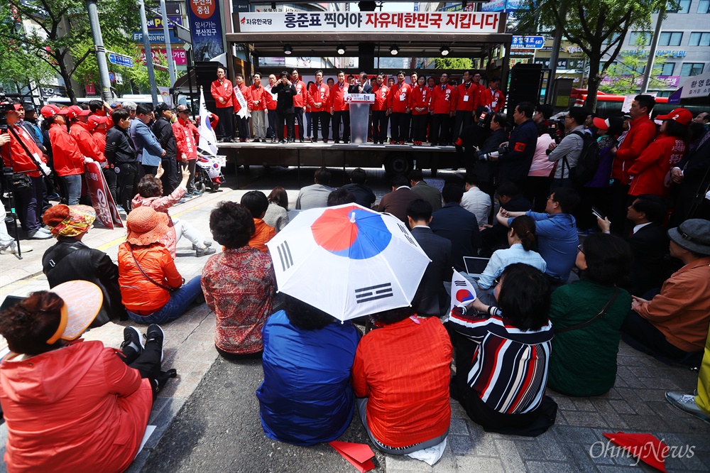  자유한국당 홍준표 대선후보가 18일 오후 부산 진구 서면 천우장 일대에서 집중유세를 펼치고 있다. 