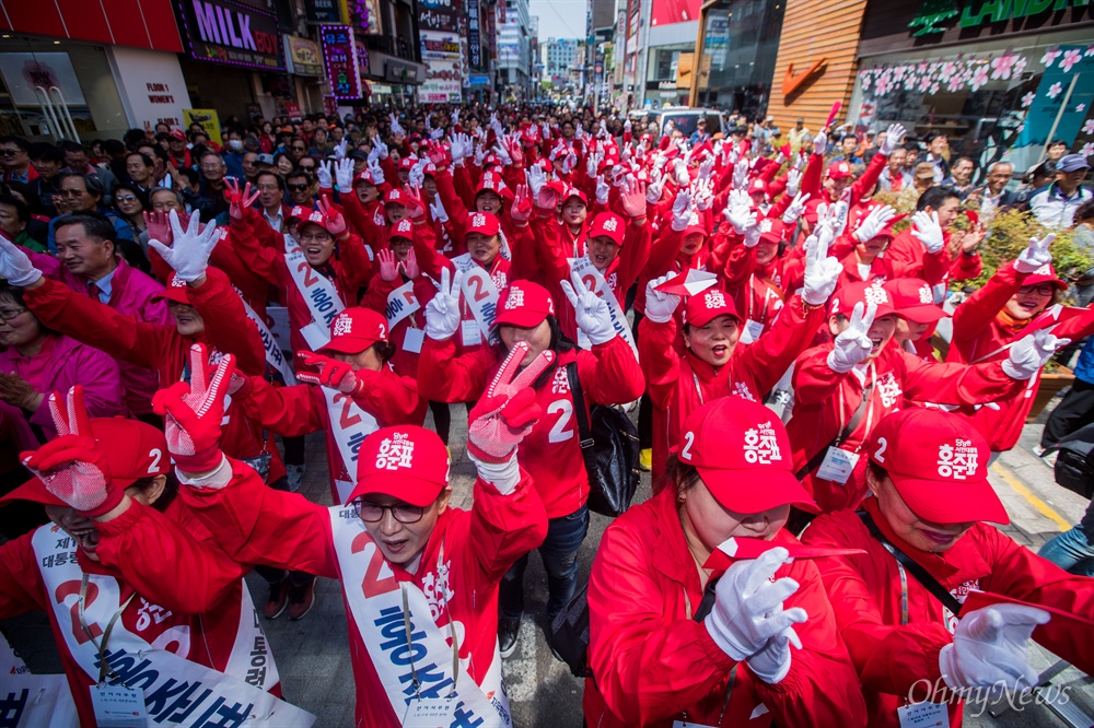  자유한국당 홍준표 대선후보가 18일 오후 부산 진구 서면 천우장 일대에서 집중유세에서 연설을 하는 동안 선거운동원들이 연호를 하고 있다. 