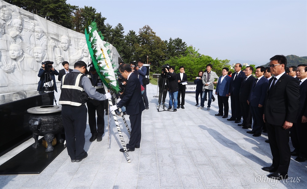  자유한국당 홍준표 대선후보가 18일 오후 경남 창원시 국립315민주묘지를 방문해 참배를 하고 있다. 