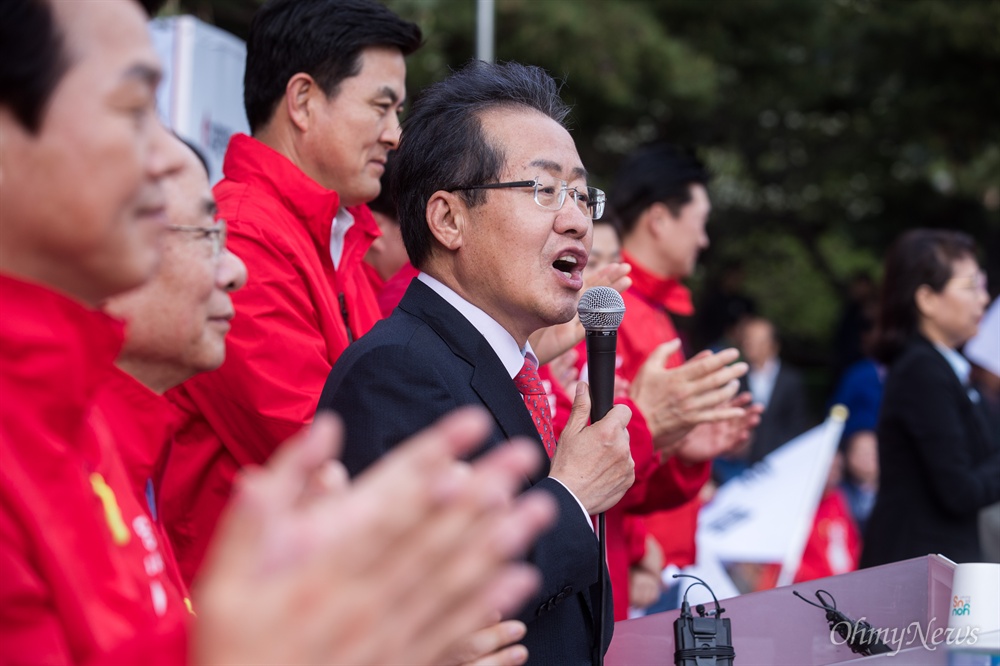  자유한국당 홍준표 대선후보가 18일 오후 경남 창원시 마산역 앞에서 열린 집중유세에서 연설을 하고 있다. 