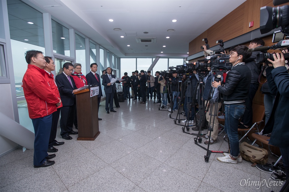  자유한국당 홍준표 대선후보가 20일 오전 인천 서구 경인항 통합운영센터 전망대에서 SOC 뉴딜정책을 발표하고 있다. 