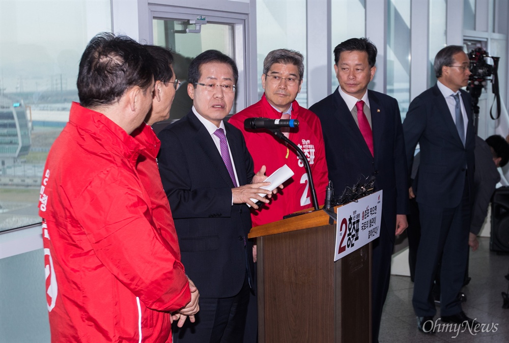  자유한국당 홍준표 대선후보가 20일 오전 인천 서구 경인항 통합운영센터 전망대에서 SOC 뉴딜정책 발표를 마치고 있다. 