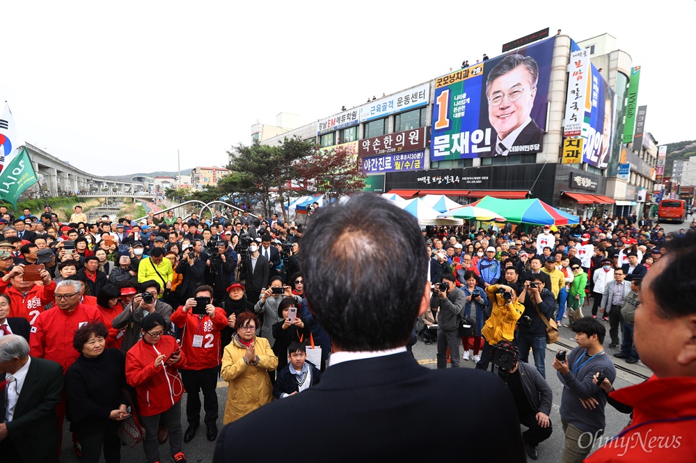  자유한국당 홍준표 후보가 20일 오후 경기도 용인 중앙시장에서 유세 연설을 하고 있다. 홍 후보 너머로 더불어민주당 문재인 후보의 선거 현수막이 보이고 있다. 