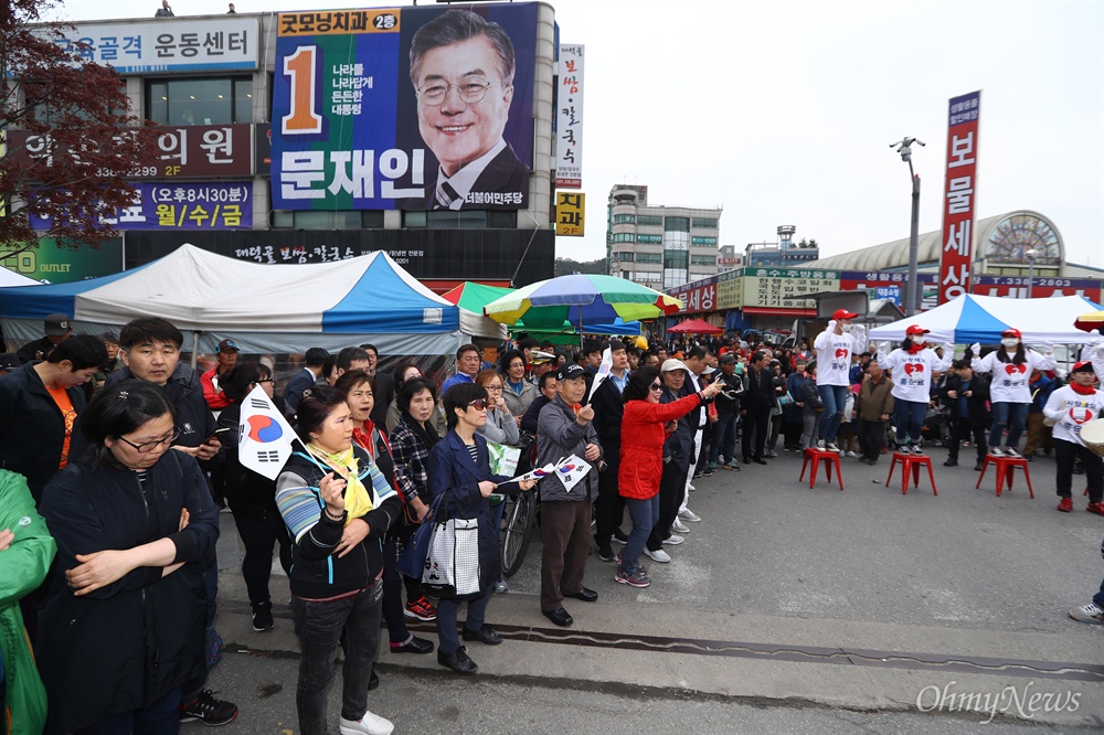  20일 오후 경기도 용인 중앙시장 자유한국당 홍준표 후보 유세를 앞두고 지지자들이 운집해 있다. 