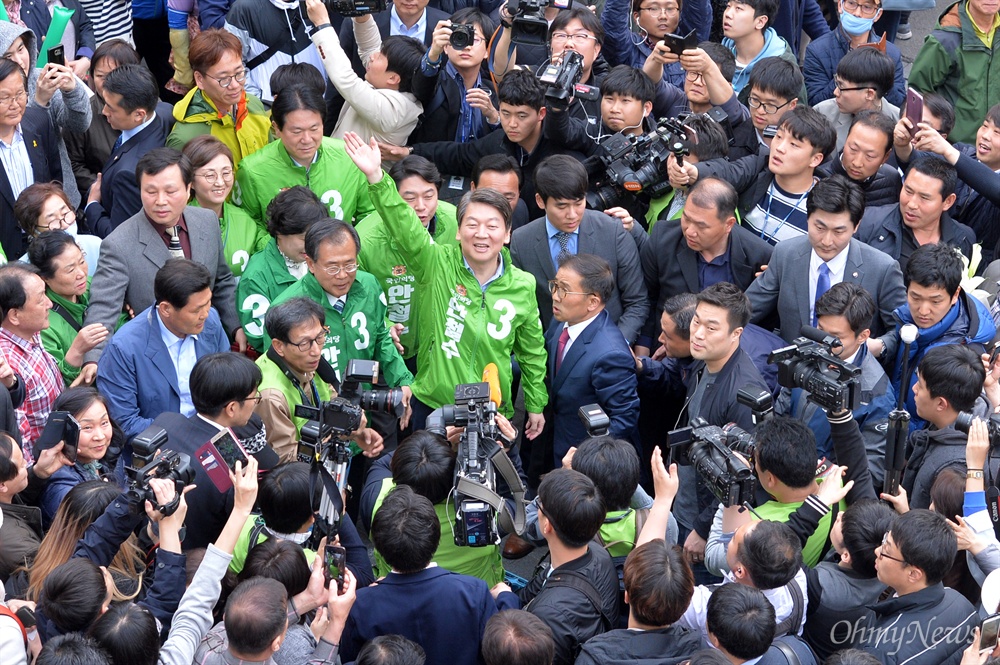  안철수 국민의당 제19대 대통령 후보가 20일 오후 서울 중구 남대문시장에서 유세를 펼치고 있다.