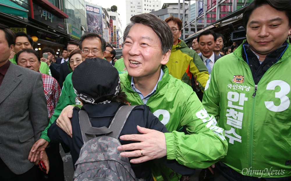  안철수 국민의당 대선 후보가 20일 서울 중구 남대문시장을 방문해 유권자를 안아주고 있다.