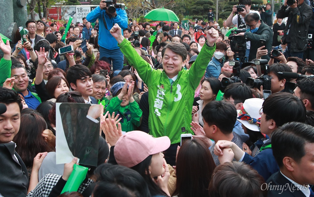 울산 찾은 안철수 "국민이 이긴다" 안철수 국민의당 대선후보가 21일 오후 울산 남구 롯데호텔 앞에서 열린 ‘시민이 이깁니다’ 울산 국민승리유세에서 두 팔을 들어보이며 대선승리를 다짐하고 있다.