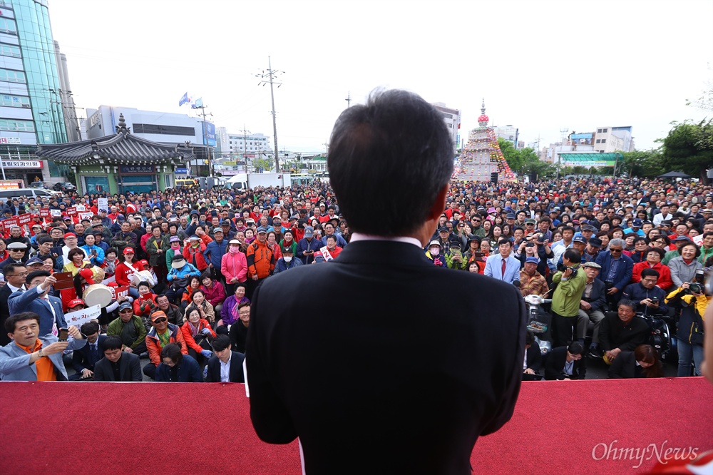  자유한국당 홍준표 후보가 21일 오후 경북 경주 경주역 광장에서 유세를 펼치고 있다. 