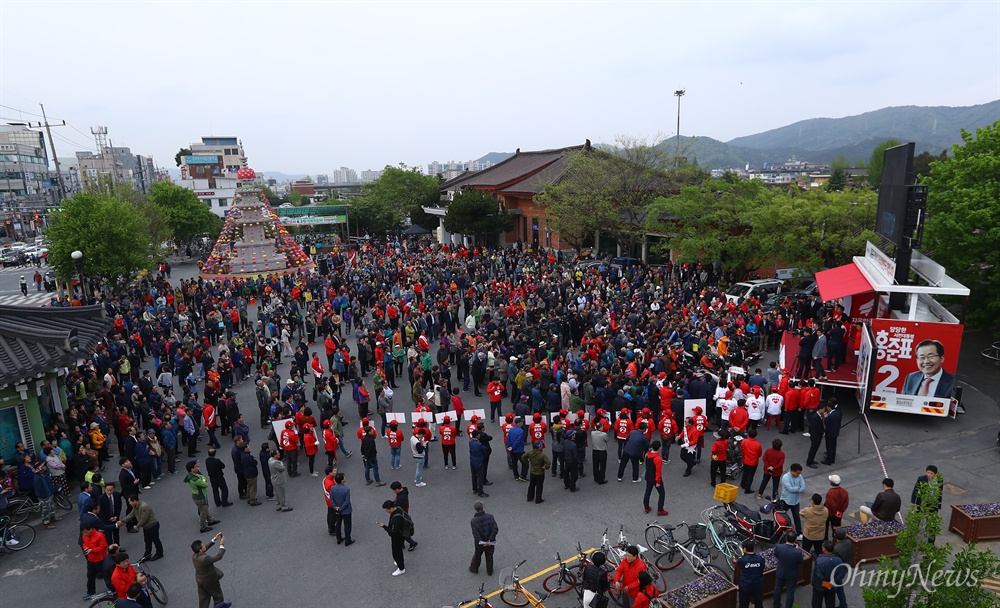  자유한국당 홍준표 후보가 21일 오후 경북 경주 경주역 광장에서 유세를 펼치고 있다. 