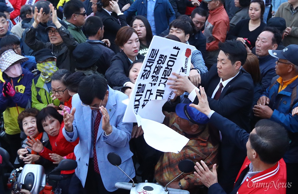  '장미대선에 맞서는 청년들의 장미혁명'이라고 밝힌 청년들이 21일 오후 경북 경주 경주역 앞에서 열린 자유한국당 홍준표 후보 유세장에서 ‘홍준표 돼지흥분제 논란’을 비판하며 기습 피케팅을 하자 경호원등이 저지하고 있다. 