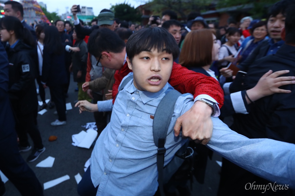  '장미대선에 맞서는 청년들의 장미혁명'이라고 밝힌 청년들이 21일 오후 경북 경주 경주역 앞에서 열린 자유한국당 홍준표 후보 유세장에서 ‘홍준표 돼지흥분제 논란’을 비판하며 기습 피케팅을 하다 자유한국당 홍 후보 캠프 관계자에게 끌려 나가고 있다. 