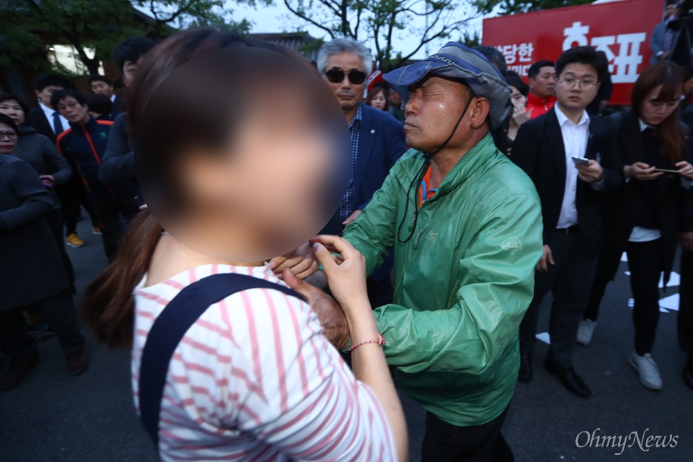  '장미대선에 맞서는 청년들의 장미혁명'이라고 밝힌 한 청년이 21일 오후 경북 경주 경주역 광장에서 열린 자유한국당 홍준표 후보 유세에서 ‘홍준표 돼지흥분제 논란’을 비판하며 기습 피케팅을 하다 홍 후보 지지자에게 가슴을 가격 당하고 있다. 