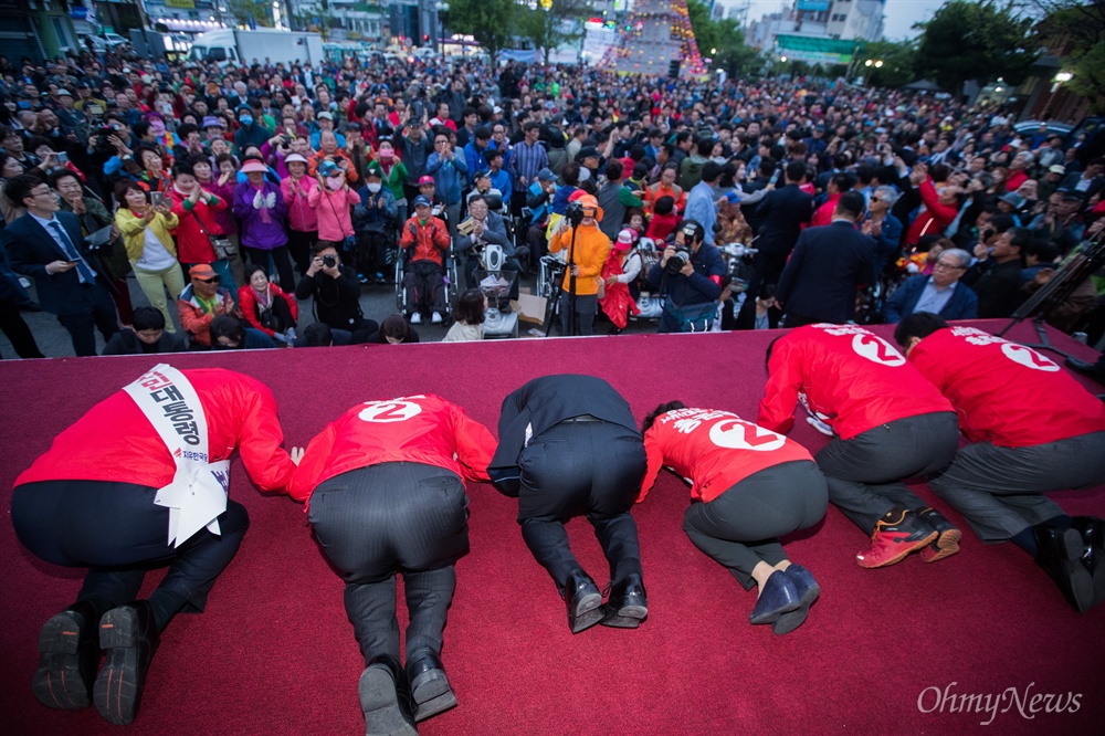   자유한국당 홍준표 후보가 21일 오후 경북 경주 경주역 광장에서 열린 유세에서 경주시민들을 향해 큰절을 하고 있다.
