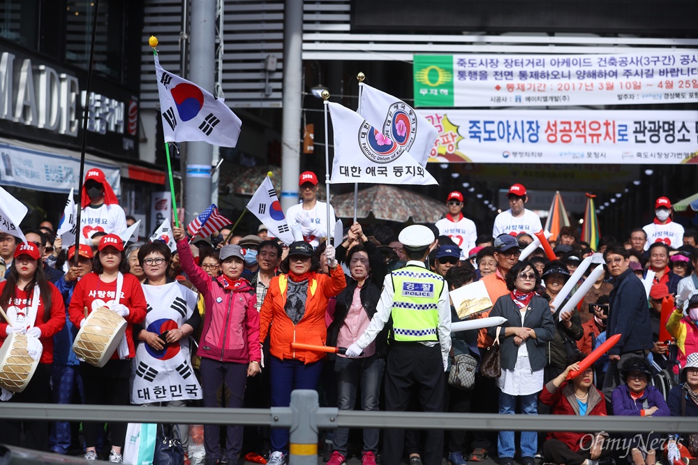   자유한국당 홍준표 대선후보가 21일 오후 경북 포항 죽도시장에서 유세를 하자 지지자들이 연호를 하고 있다. 