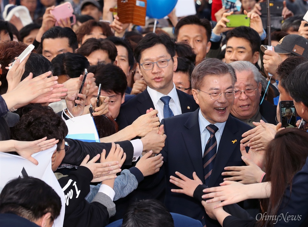 불금에 '문재인과 하이파이브' 어때요 문재인 더불어민주당 대선후보가 21일 오후 인천 부평역 광장에 도착하자 문 후보를 기다리던 시민들이 다가가 하이파이브를 하기 위해 손을 뻗고 있다. 김경수 대변인이 문 후보의 뒤를 따르고 있다. 