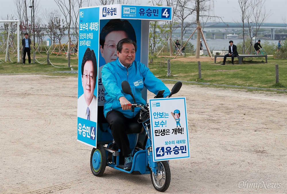 전기 유세차 탄 김무성 김무성 바른정당 공동선대위원장이 21일 오후 여의도 국회 둔치에서 열린 ‘유승민 후보 희망페달 자전거 유세단 발대식’에 참석해 전기차를 타고 있다.