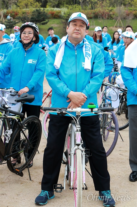 김무성, 자전거 유세단 발대식 참석 김무성 바른정당 공동선대위원장이 21일 오후 여의도 국회 둔치에서 열린 ‘유승민 후보 희망페달 자전거 유세단 발대식’에 참석하고 있다.