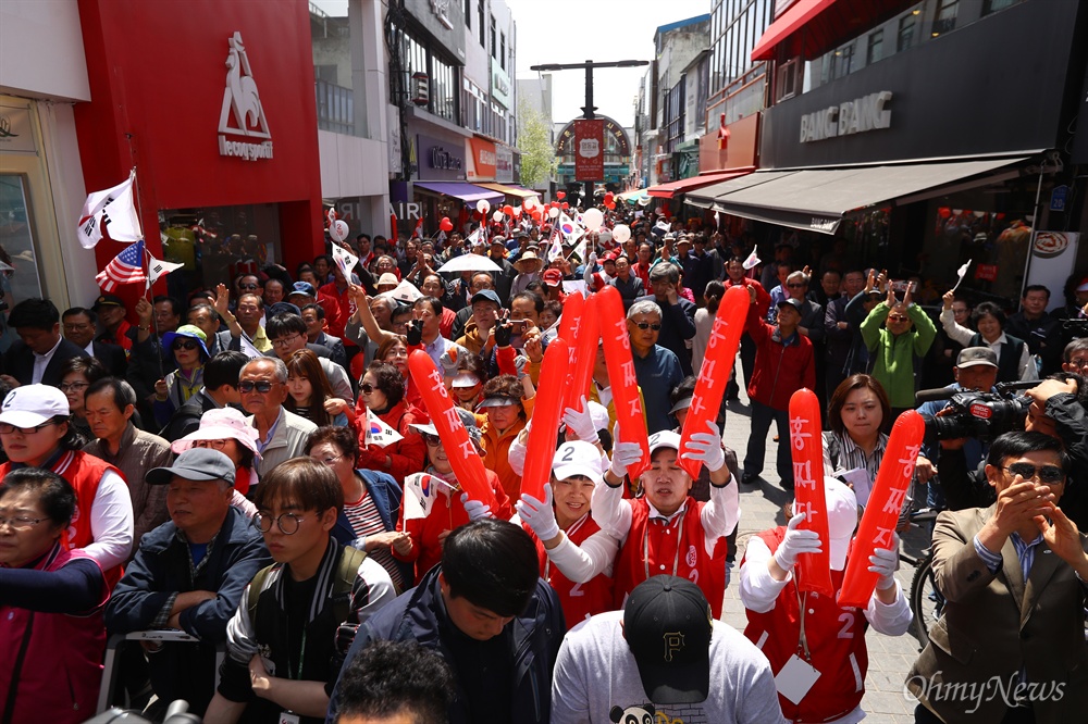  자유한국당 홍준표 후보가 24일 오후 강원도 춘천 명동을 방문해 유세를 펼치자 지지자들이 환호하고 있다. 