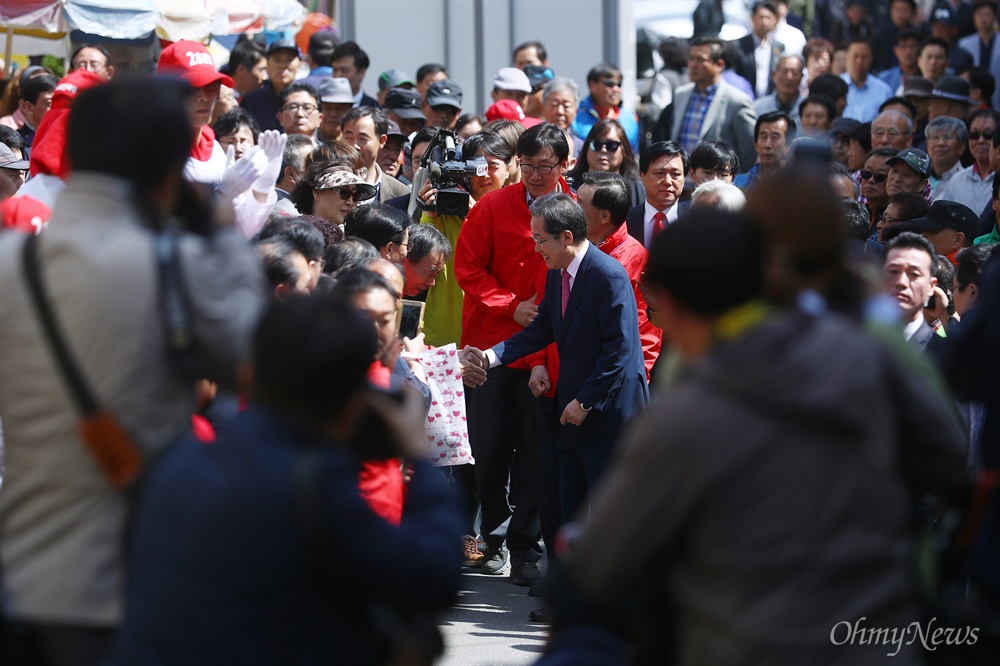  자유한국당 홍준표 후보가 24일 오후 강원도 원주 중앙시장을 방문해 유세를 펼치고 있다.