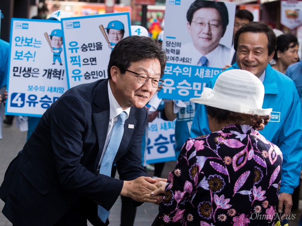   바른정당 유승민 대선후보가 24일 오후 강원도 춘천 명동을 방문해 시민들과 인사를 나누고 있다. 
