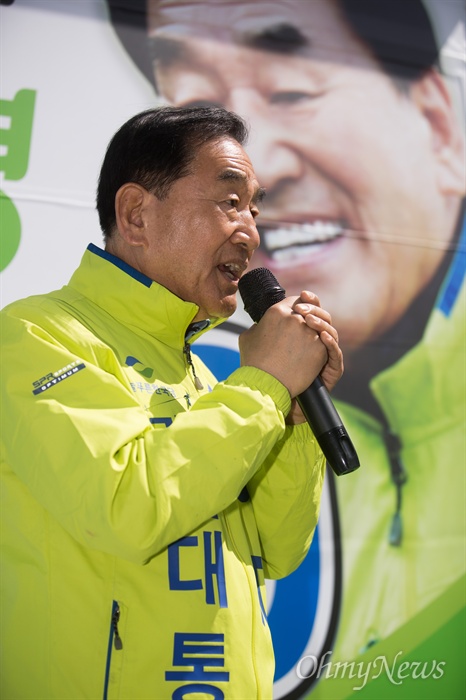  늘푸른한국당 이재오 대선후보가 24일 오전 강원도 원주 중앙시장에서 유세차량에서 연설을 하고 있다. 