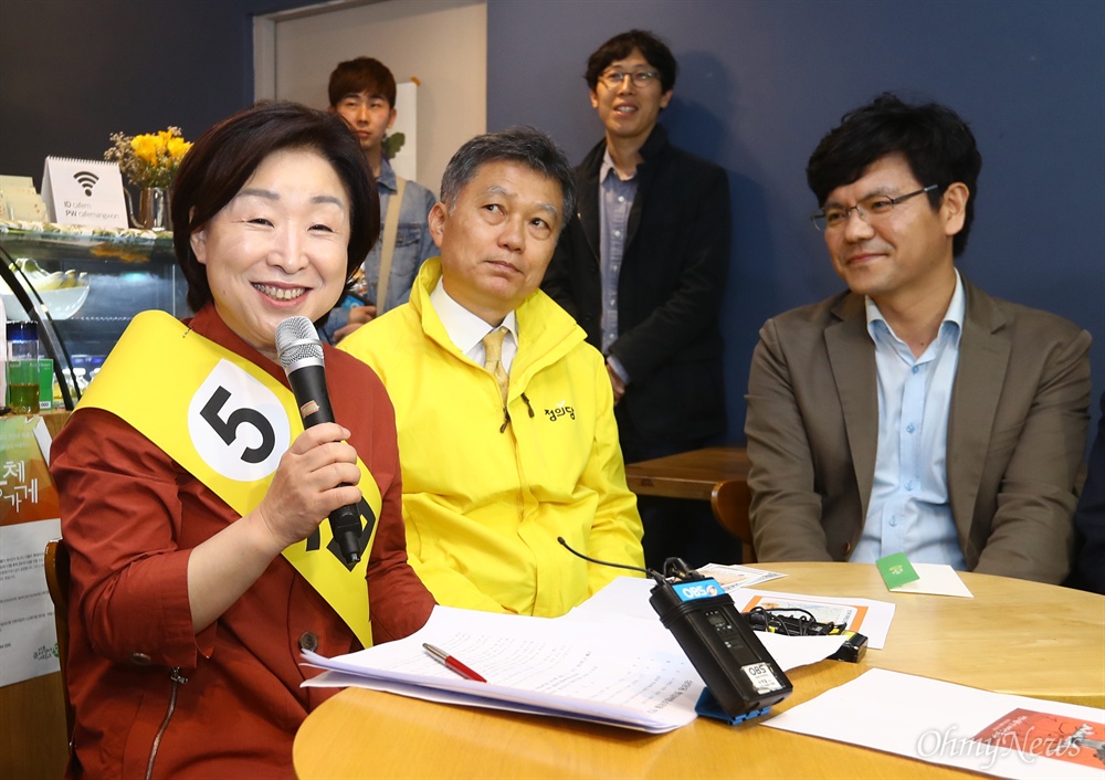  정의당 심상정 대선후보가 25일 오전 서울 마포구 망원시장을 방문해 시장 상인들과 간담회를 하고 있다. 