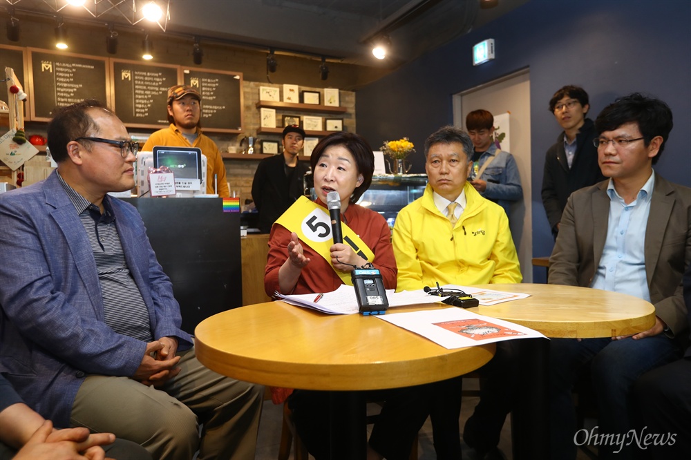  정의당 심상정 대선후보가 25일 오전 서울 마포구 망원시장을 방문해 시장 상인들과 간담회를 하고 있다. 