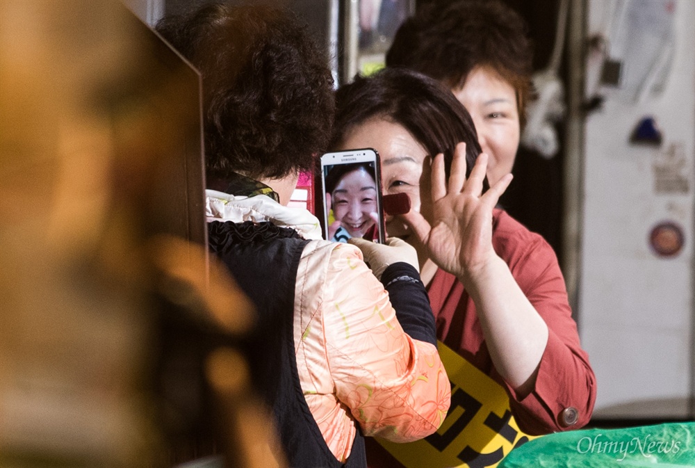  정의당 심상정 대선후보가 25일 오전 서울 마포구 망원시장을 방문해 사진을 찍으려는 상인에게 포즈를 취하고 있다.  