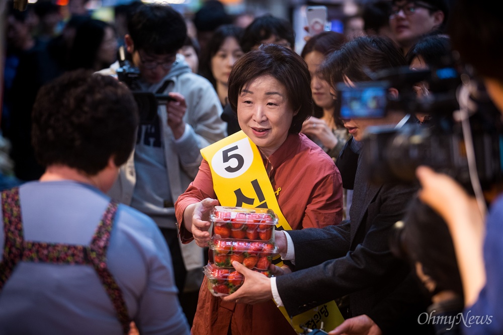  정의당 심상정 대선후보가 25일 오전 서울 마포구 망원시장을 방문해 상인들과 인사를 하며 딸기를 구매하고 있다. 