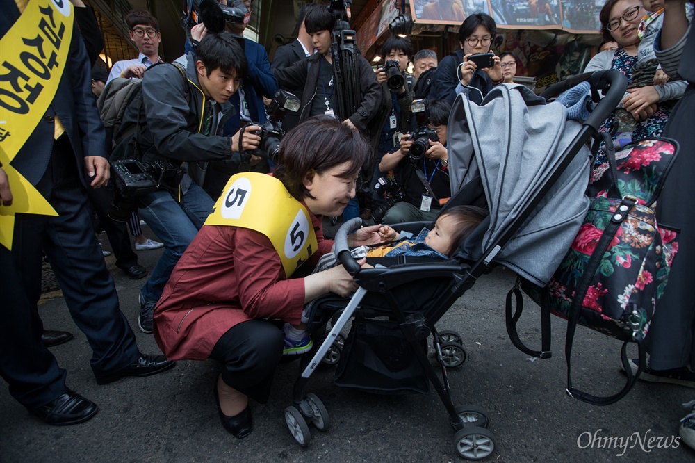 정의당 심상정 대선후보가 25일 오전 서울 마포구 망원시장을 방문해 유모차 속 아이와 눈을 마추고 있다. 