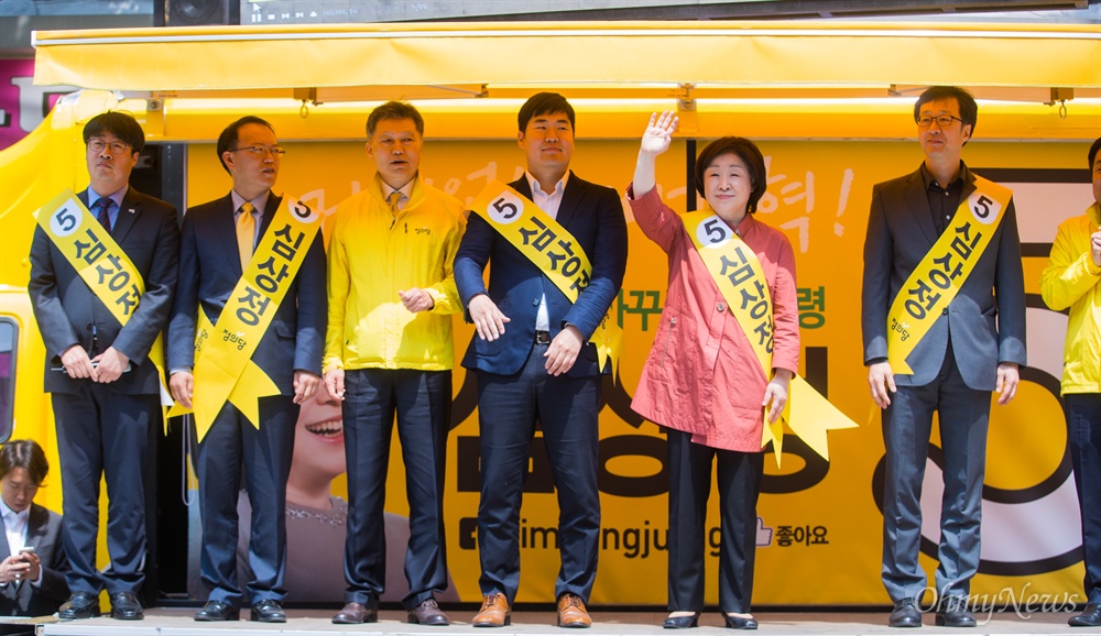  정의당 심상정 대선후보가 25일 오전 서울 마포구 망원시장을 방문해 유세를 펼치고 있다 