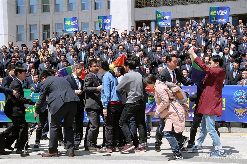 급작스런 성소수자의 항변 문재인 더불어민주당 대선후보가 26일 오전 국회 본관 앞 계단에서 열린 ‘천군만마(千軍萬馬) 국방안보 1000인 지지선언’ 기자회견에서 인사말을 마친 직후 성소수자 단체로부터 거센 항의를 받고 있다. 레인보우 깃발을 들고 문 후보를 향해 기습시위를 벌인 이들은 전날 TV토론에서 "동성애 반대 뜻을 밝힌 것에 대해 문 후보의 사과를 촉구했다. 