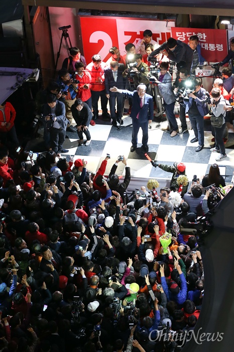  자유한국당 홍준표 후보가 26일 오후 대구 중구 서문시장에서 유세를 펼치고 있다. 