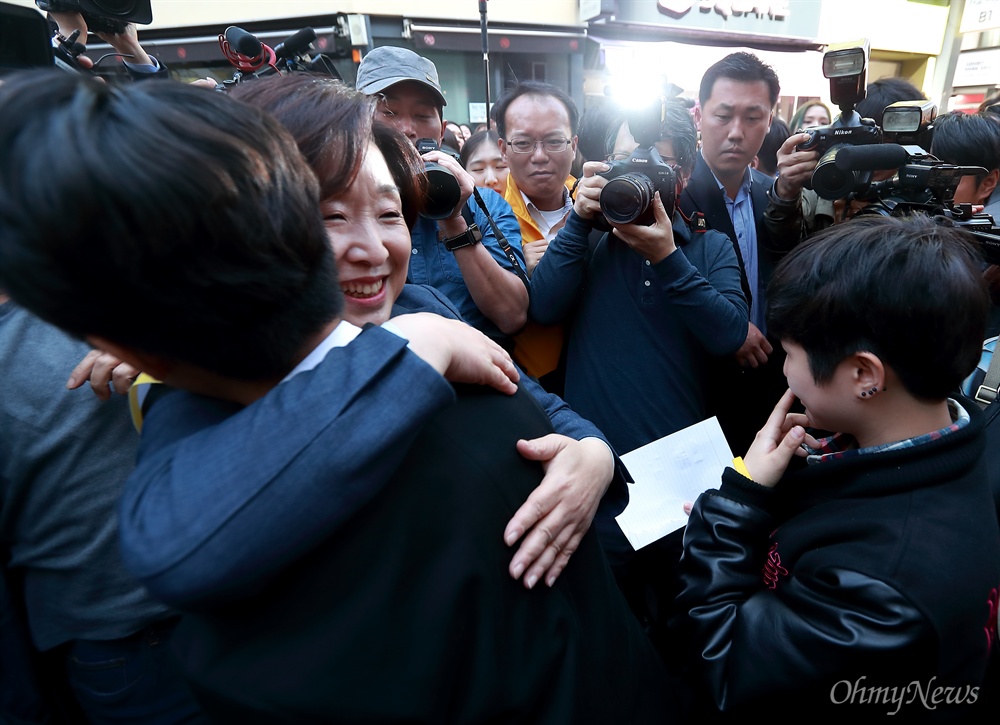 성소수자 안아주는 심상정 후보 심상정 정의당 후보가 27일 오후 서울 성북구 성신여대앞에서 연설을 마친 뒤 성신여대 성소수자 모임(Qrystal) 회원들을 안아주며 눈물을 닦아줬다. 이들은 심 후보가 연설하는 동안 ‘1분 감사합니다’가 적힌 종이를 들고 심 후보에게 감사의 뜻을 전했다. 심 후보는 지난 25일 생방송 TV토론에서 ‘1분 찬스’를 사용하며 ‘동성애는 찬성이나 반대를 할 수 있는 이야기가 아니다’ ‘저는 이성애자이지만 성소수자의 인권과 자유가 중요하다고 본다’는 입장을 밝혔다.