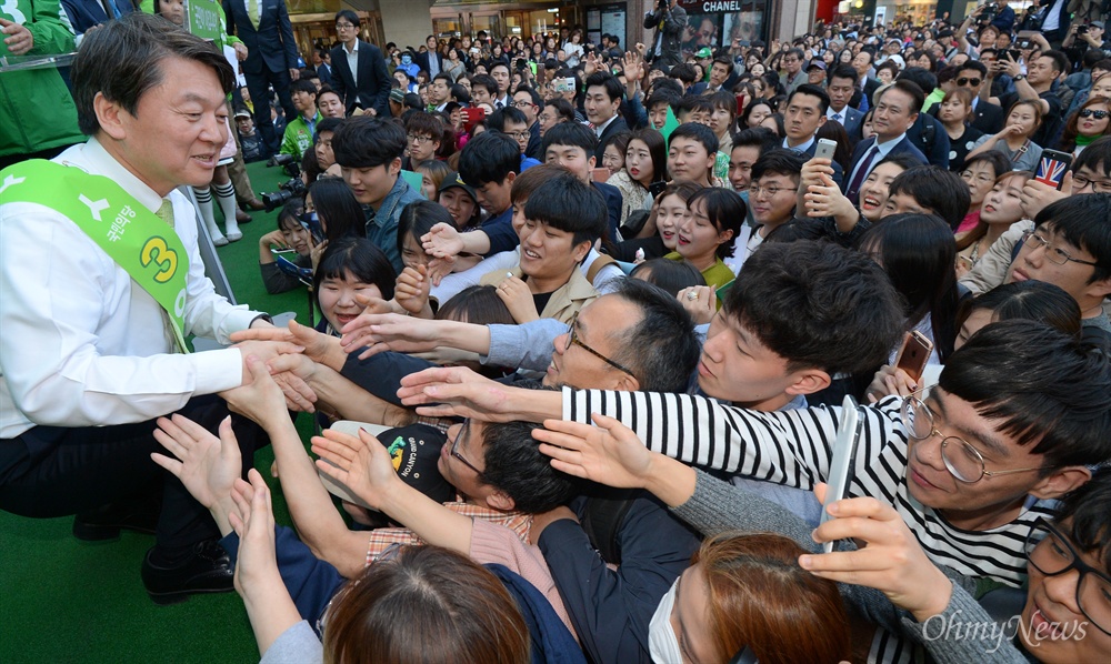  안철수 국민의당 대선후보가 27일 오후 대구시 중구 동성로 대구백화점 앞에서 열린 국민승리유세를 마친 뒤 시민들의 손을 잡고 있다. 