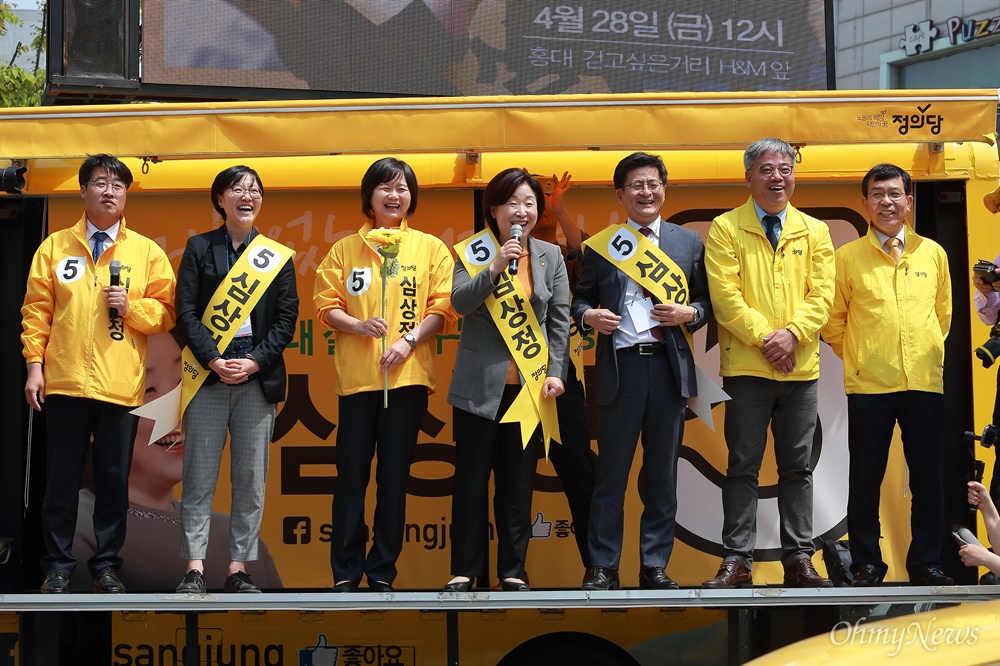 '웃음꽃' 핀 정의당 심상정 정의당 후보가 28일 오후 서울 마포구 홍익대 부근에서 유세를 하고 있다. 연설을 하던 중 심 후보와 이정미, 김종대 의원 등 참석자들이 활짝 웃고 있다.