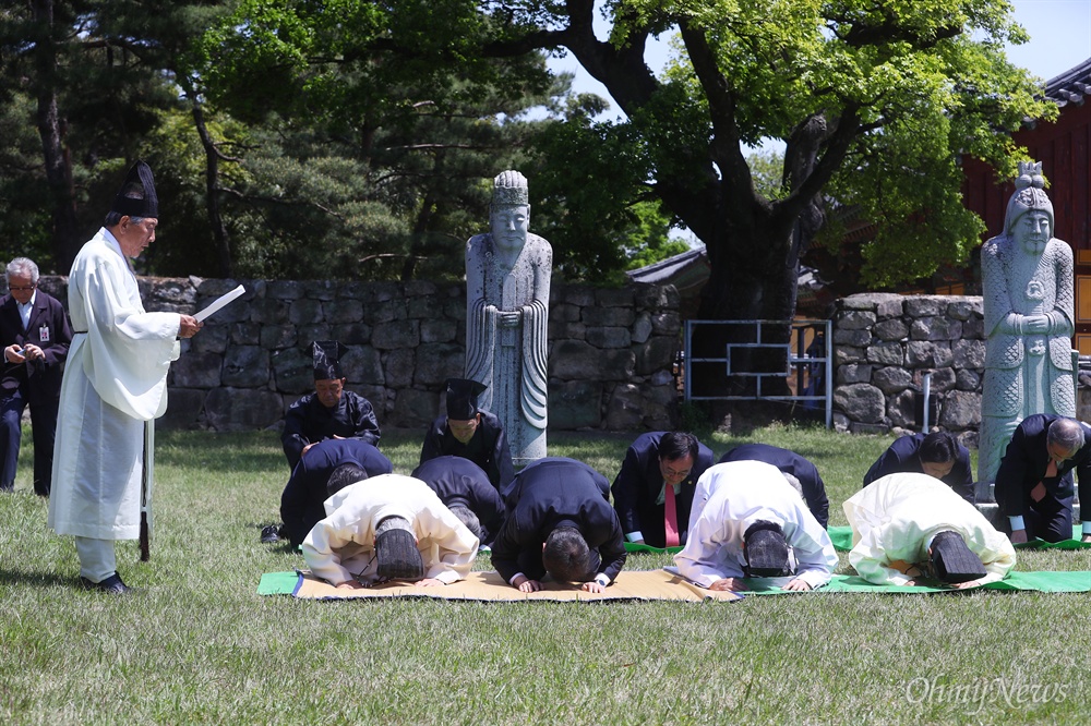  자유한국당 홍준표 후보가 29일 오전 경남 김해 김수로왕릉을 방문해 참배를 하고 있다. 