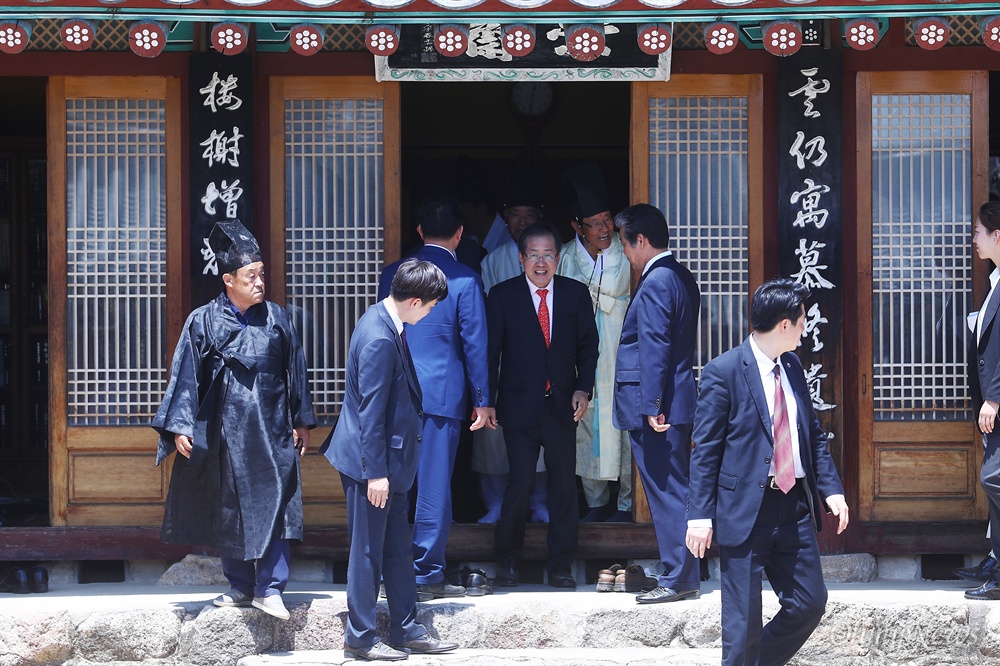  자유한국당 홍준표 후보가 29일 오전 경남 김해 김수로왕릉을 방문해 참배를 마치고 유세장으로 이동하고 있다. 