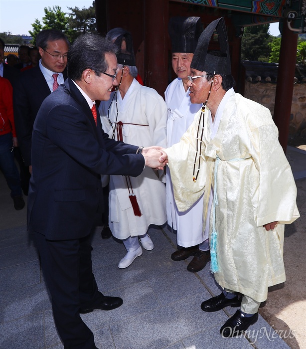  자유한국당 홍준표 후보가 29일 오전 경남 김해 김수로왕릉을 방문해 참배에 앞서 재관들과 인사를 하고 있다. 