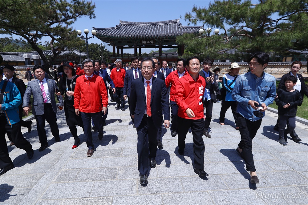  자유한국당 홍준표 후보가 29일 오전 경남 김해 김수로왕릉을 방문해 참배를 마치고 유세장을 향하고 있다. 