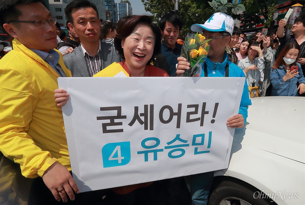 '고마워요 심상정' 심상정 정의당 후보가 29일 오후 경기도 성남 모란시장에서 유세를 하는 가운데, 유승민 바른정당 후보 선거운동원이 심 후보에게 꽃을 선물하고 ‘굳세어라 유승민’이 적힌 피켓을 들고 함께 기념촬영을 하고 있다. 심상정 후보는 지난 25일 JTBC TV토론에서 후보사퇴 압력을 받고 있는 유승민 후보를 향해 ‘굳세어라 유승민’을 외치며 ‘낡은 수구보수에 맞서 보수의 가치를 지켜달라’며 응원을 했다.