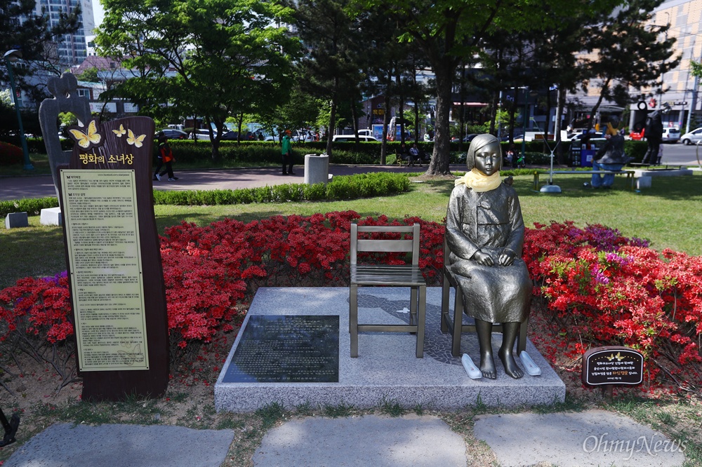  자유한국당 홍준표 후보가 29일 울산 남구 울산대공원에서 유세 전 소녀상을 방문해 참배를 하고 있다. 