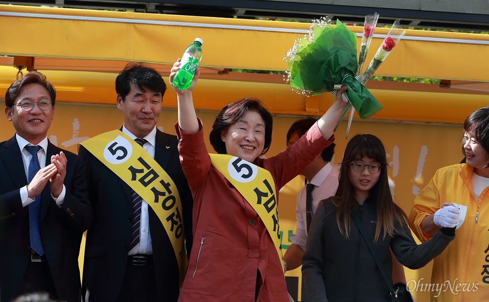 사이다, 장미꽃 선물 받은 심상정 심상정 정의당 후보가 29일 오후 인천광역시 남구 신세계백화점앞에 유세에서 지지자들로부터 '사이다'와 장미꽃을 선물 받고 있다.