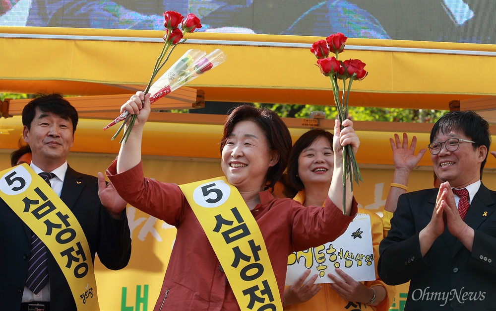 장미꽃 선물 받는 심상정 후보 심상정 정의당 후보가 29일 오후 인천광역시 남구 신세계백화점앞에 유세에서 지지자들로부터 장미꽃을 선물 받고 있다.