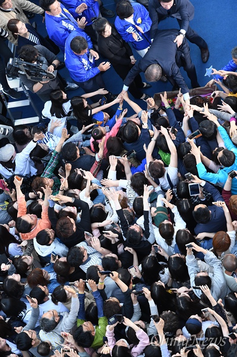 문재인에 향한 손길 문재인 더불어민주당 대선후보가 28일 오후 광주 충장로 우체국 사거리에서 열린 집중유세에서 시민들과 인사하고 있다. 