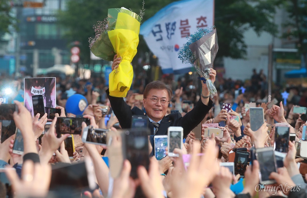 꽃다발 선물받은 문재인 문재인 더불어민주당 대선후보가 30일 오후 서울 서대문 신촌로터리 차 없는 거리에서 열린 서울 집중유세에서 지지자로부터 선물받은 꽃다발을 들어보이며 인사하고 있다.