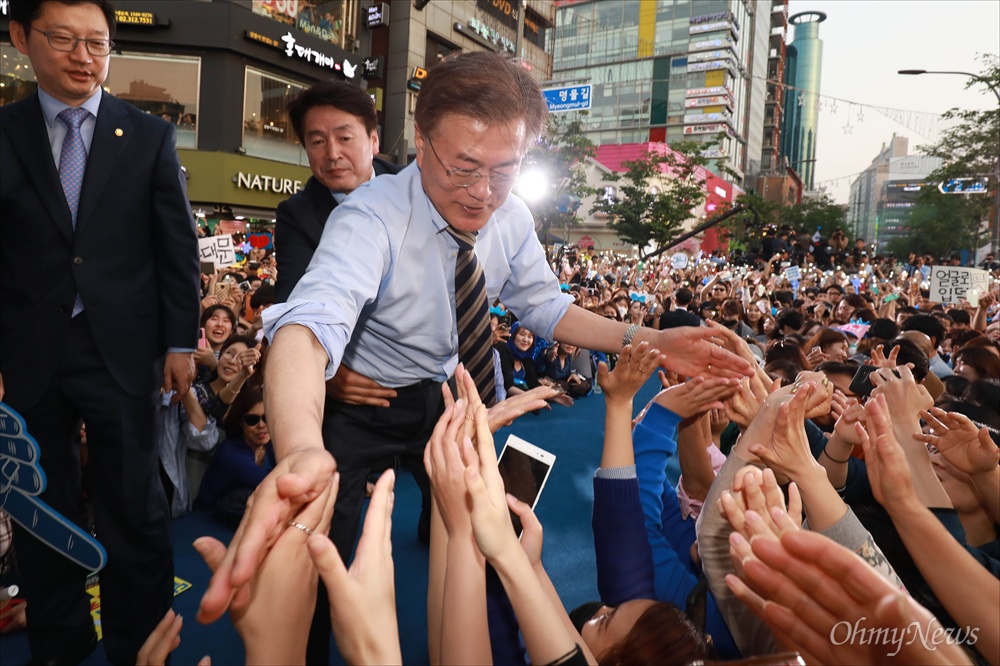  문재인 더불어민주당 대선후보가 30일 오후 서울 서대문구 신촌에서 가진 유세에서 시민들과 악수를 하고 있다.