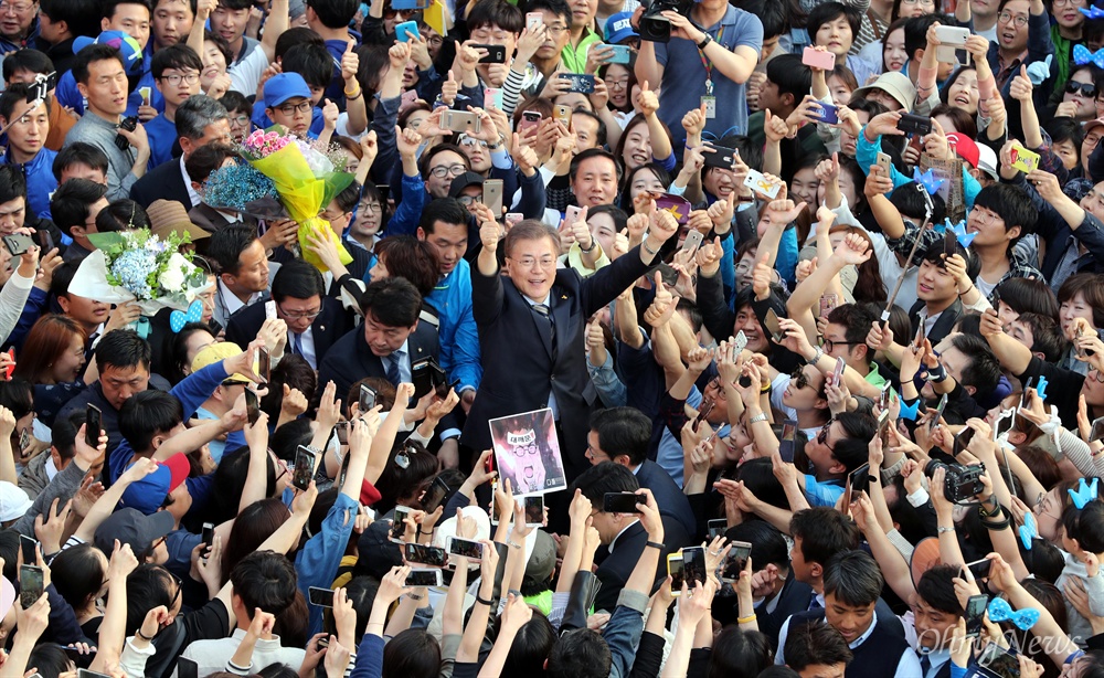  문재인 더불어민주당 대선후보가 30일 서울 서대문구 신촌 차없는 거리에서 유세를 하고 있다.