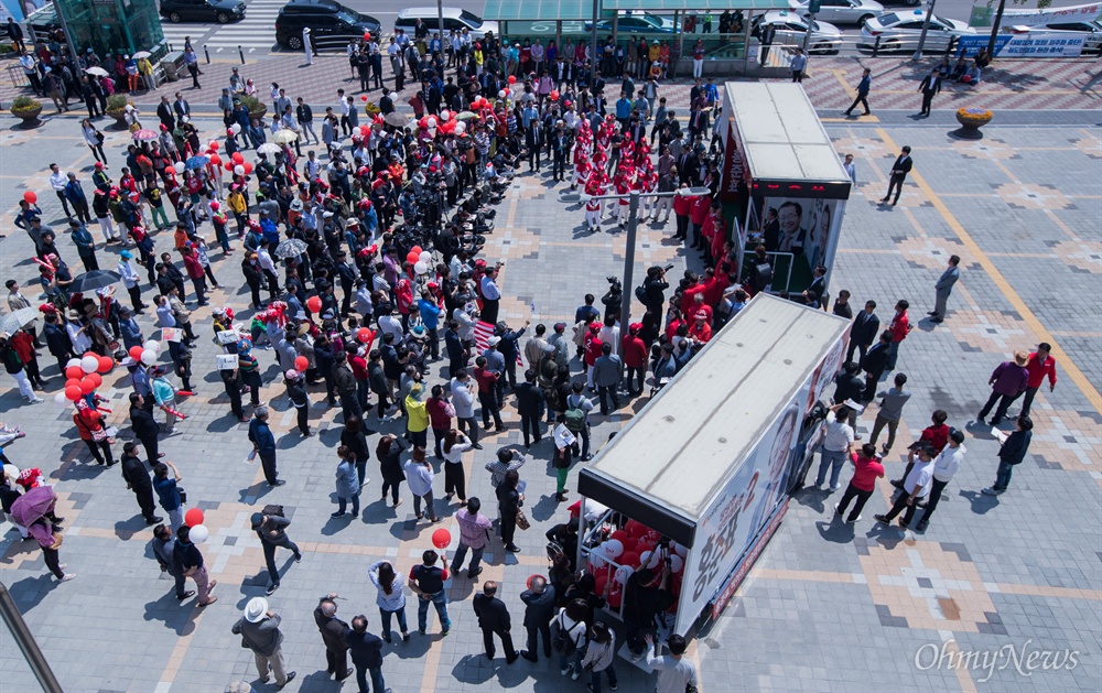  자유한국당 홍준표 후보가 1일 오전 광주 광산구 광주송정역 광장에서 유세를 펼치고 있다. 