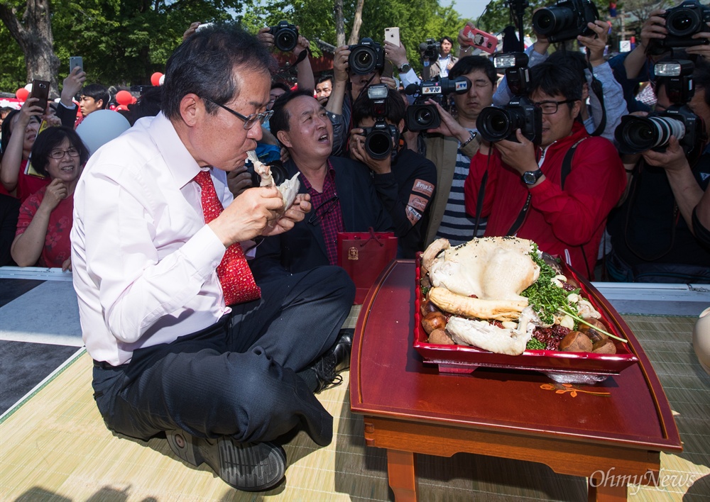  자유한국당 홍준표 후보가 1일 오후 전북 전주 전동성당 앞 광장에서 유세에서 한 지지자로 부터 '전북 사위'에게 주는 닭고기를 먹고 있다. 